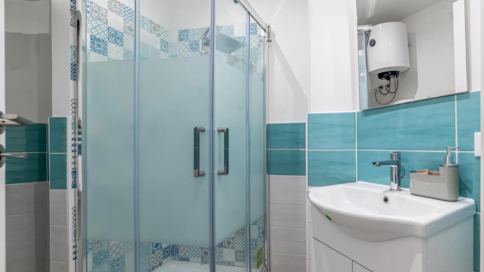 Cozy Enna Rooms - Metro Re Di Roma & Wifi 0*, Rome Italy